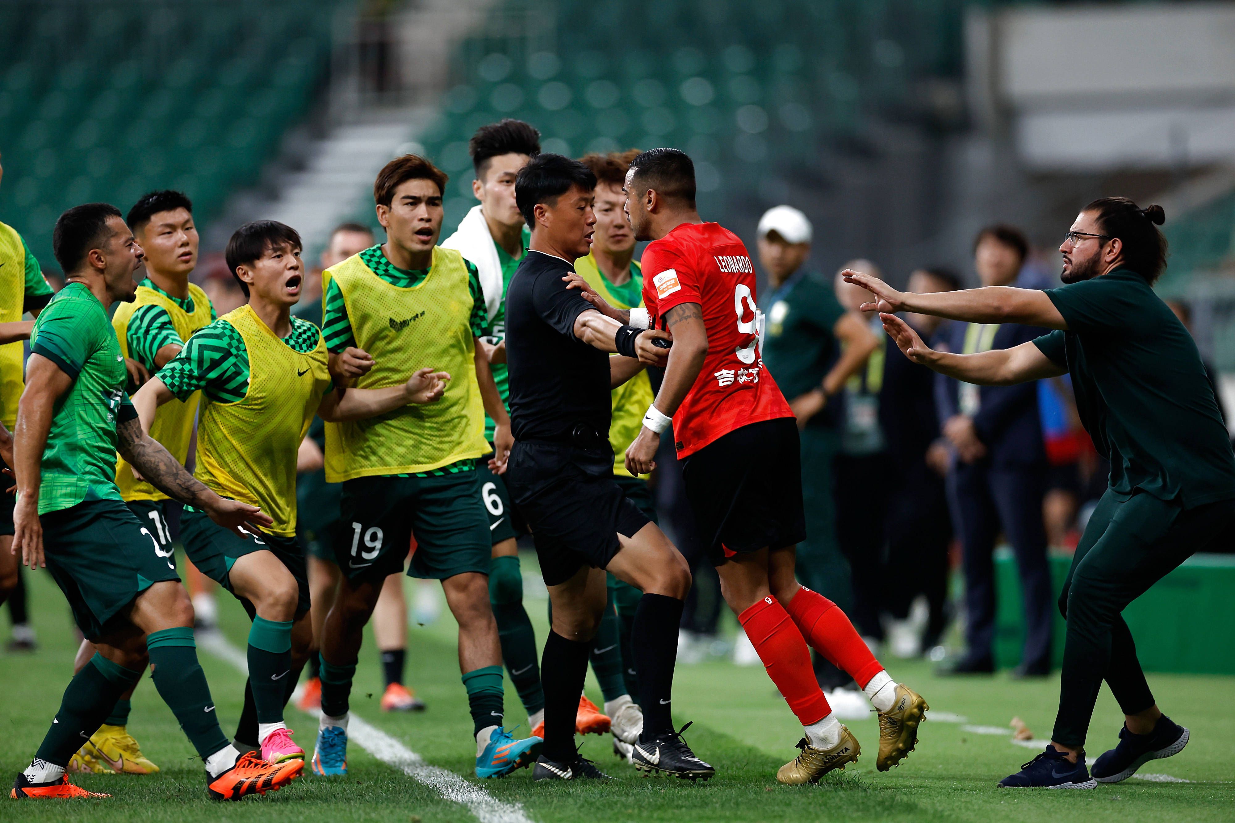 全场比赛结束，勒沃库森2-0赫根，各项赛事取得14连胜！